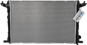 Радіатор охолодження двигуна Nissens 606573
